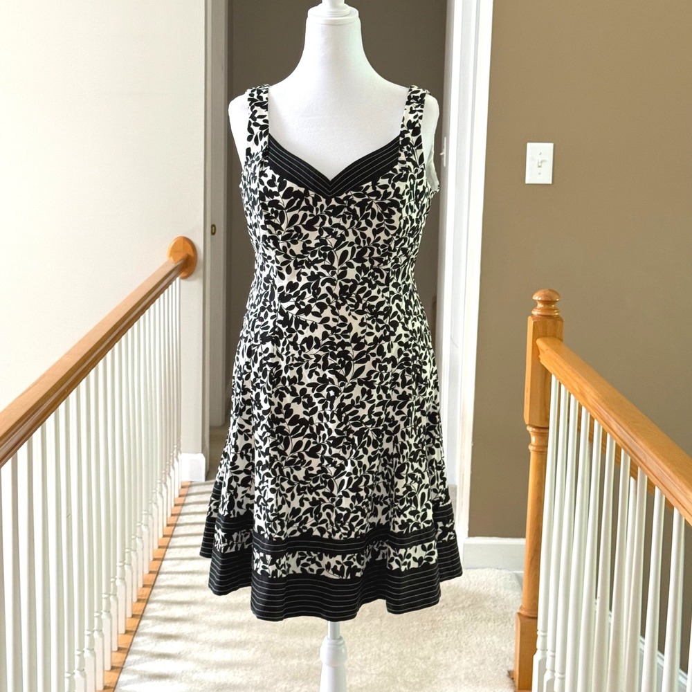Jones Wear Dress Black White Leaf Print Fit Flare V-Neck Sleeveless Size 14